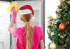 Donna che pulisce il frigo a Natale