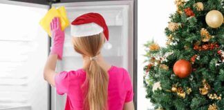 Donna che pulisce il frigo a Natale