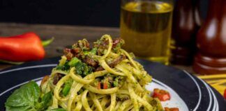 Pasta al pesto con broccoli  e pomodori secchi Ricettasprint