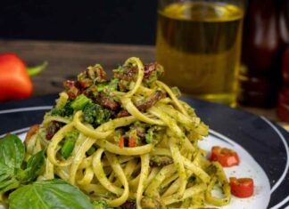 Pasta al pesto con broccoli  e pomodori secchi Ricettasprint