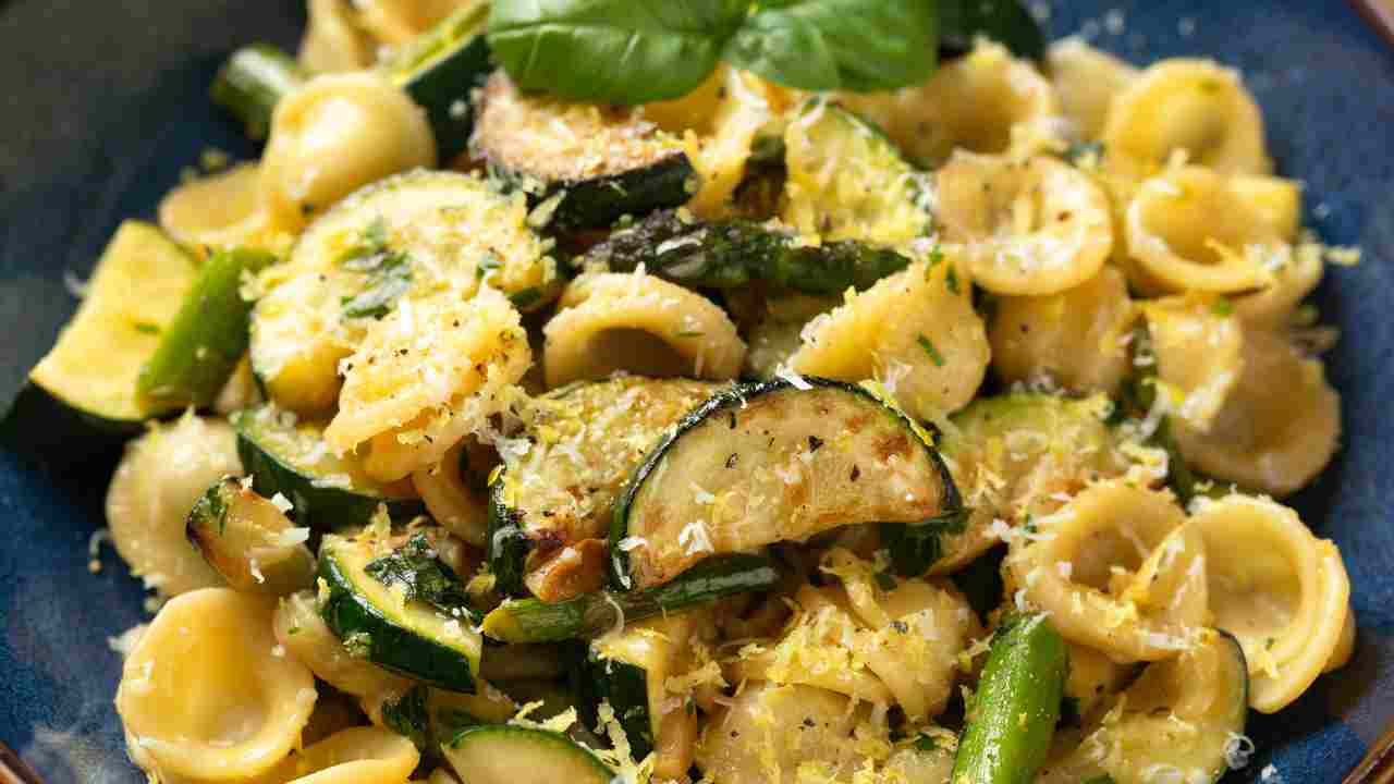 Pasta e zucchine con scorza di parmigiano