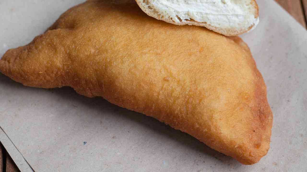 Pizza fritta napoletana