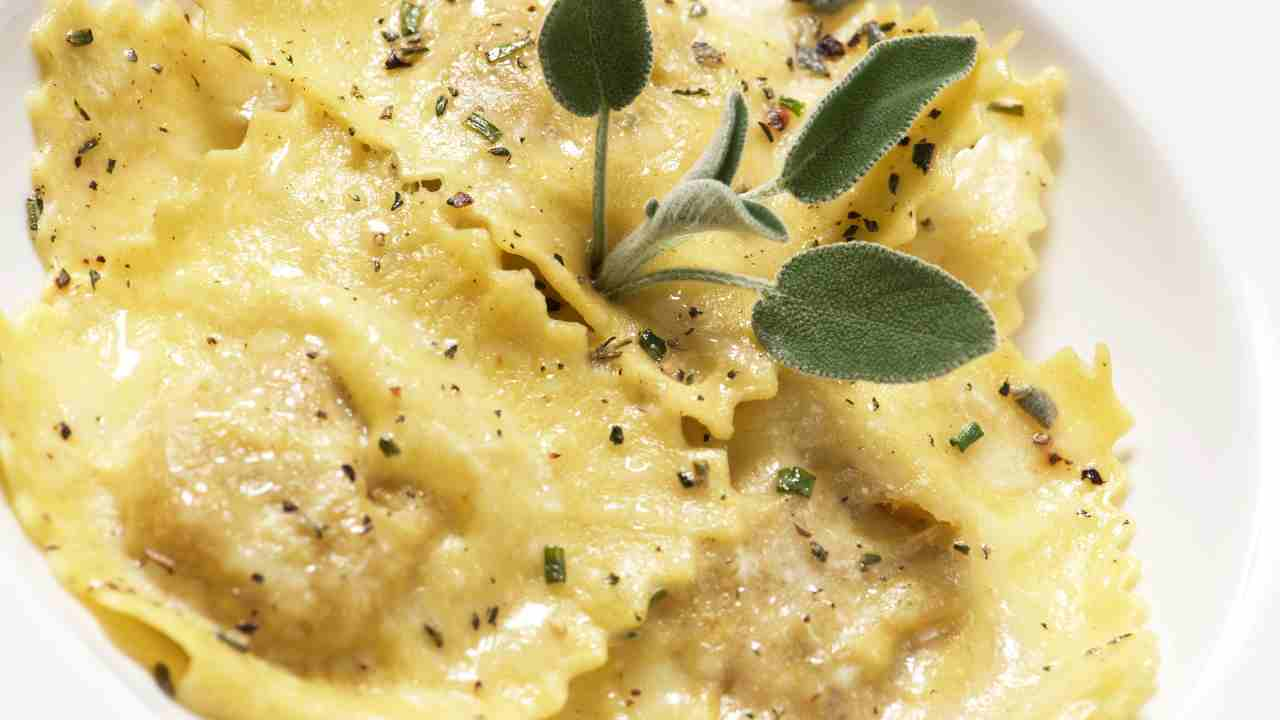 Ravioli ripieni di zucca e amaretti