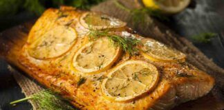 Salmone al forno con limone ed erbette