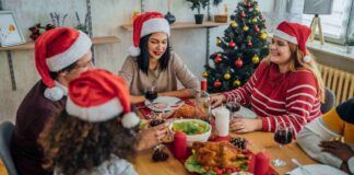 Persone che pranzano insieme a Natale