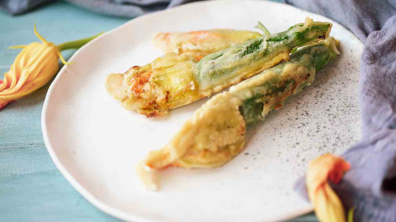 Fiori di zucca in pastella ripieni di ricotta