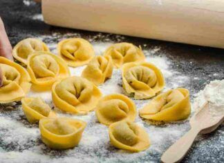 Ho voglia di pasta fresca, la preparo da me e faccio dei tortellini che tuffo nel brodo. Dentro, ci metto lo speck e vado sul sicuro, perché piace a tutti