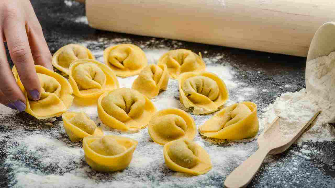 Ho voglia di pasta fresca, la preparo da me e faccio dei tortellini che tuffo nel brodo. Dentro, ci metto lo speck e vado sul sicuro, perché piace a tutti