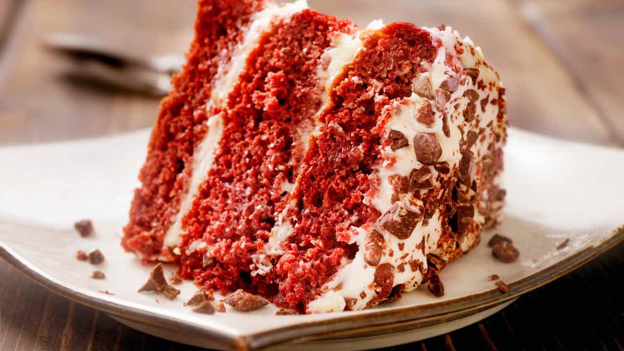 Una torta di compleanno che spacca. La faccio io, una red Velvet con la crema come quella dei cannoli siciliani. Delicata e digeribilissima