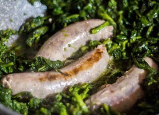 Ho qualche salsiccia in frigorifero e mi serve un contorno, preparo le cime di rapa in padella alla napoletana. Un bel piatto di Friariello oggi e il re della nostra tavola