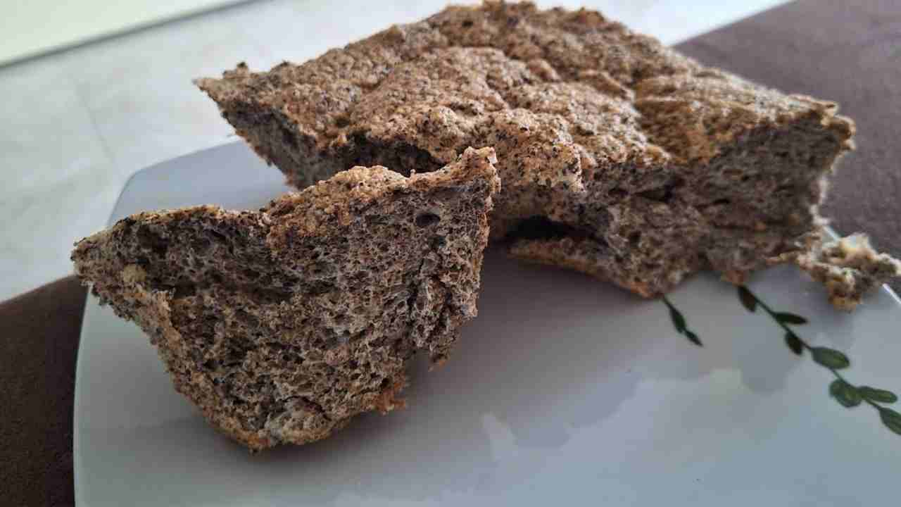 Pane con albume e semi di chia