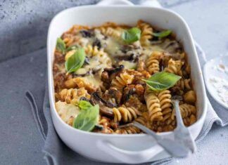 Pasta al forno con salsicce funghi e provola