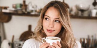 Donna beve caffè