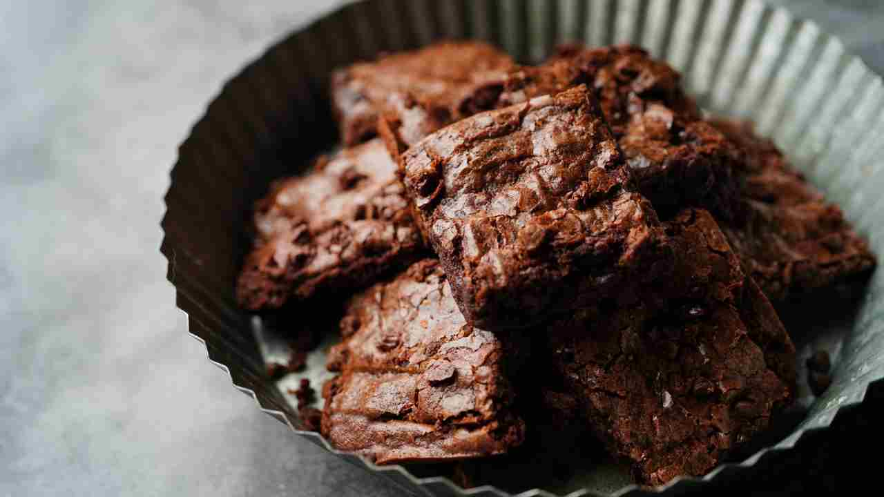 Con due banane troppo mature e un po' di cacao amaro faccio dei quadrotti irresistibili ed anche perfetti per la dieta