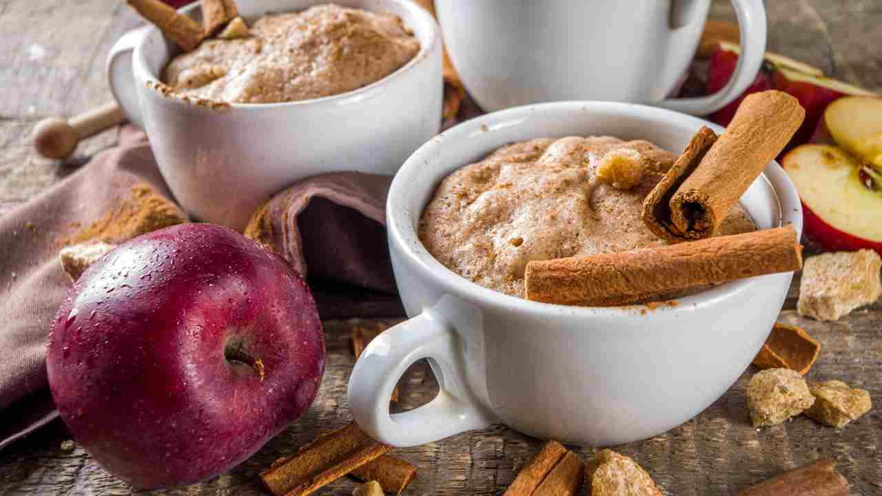 Voglia di dolce e non ho tempo, ricordate la mug cake, preparo una tortina in tazza con due mele avanzate