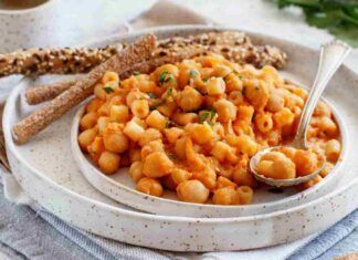 Un barattolo di ceci e un po' di pasta, mi munisco di un mixer e porto in tavola una cremosità unica che sa di tradizione e di casa