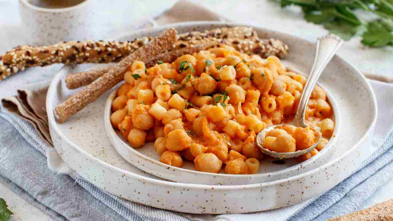 Un barattolo di ceci e un po' di pasta, mi munisco di un mixer e porto in tavola una cremosità unica che sa di tradizione e di casa