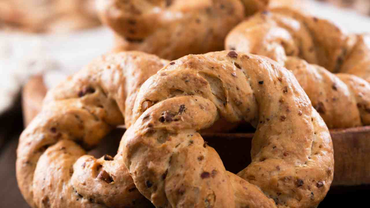 Chi è stato a Napoli non può non aver assaggiato i taralli sugna e pepe. Oggi mi insegno a farli e a portavi un po’ di Partenope a casa