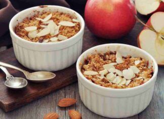 Crumble di mele e zenzero con fiocchi d’avena e mandorle