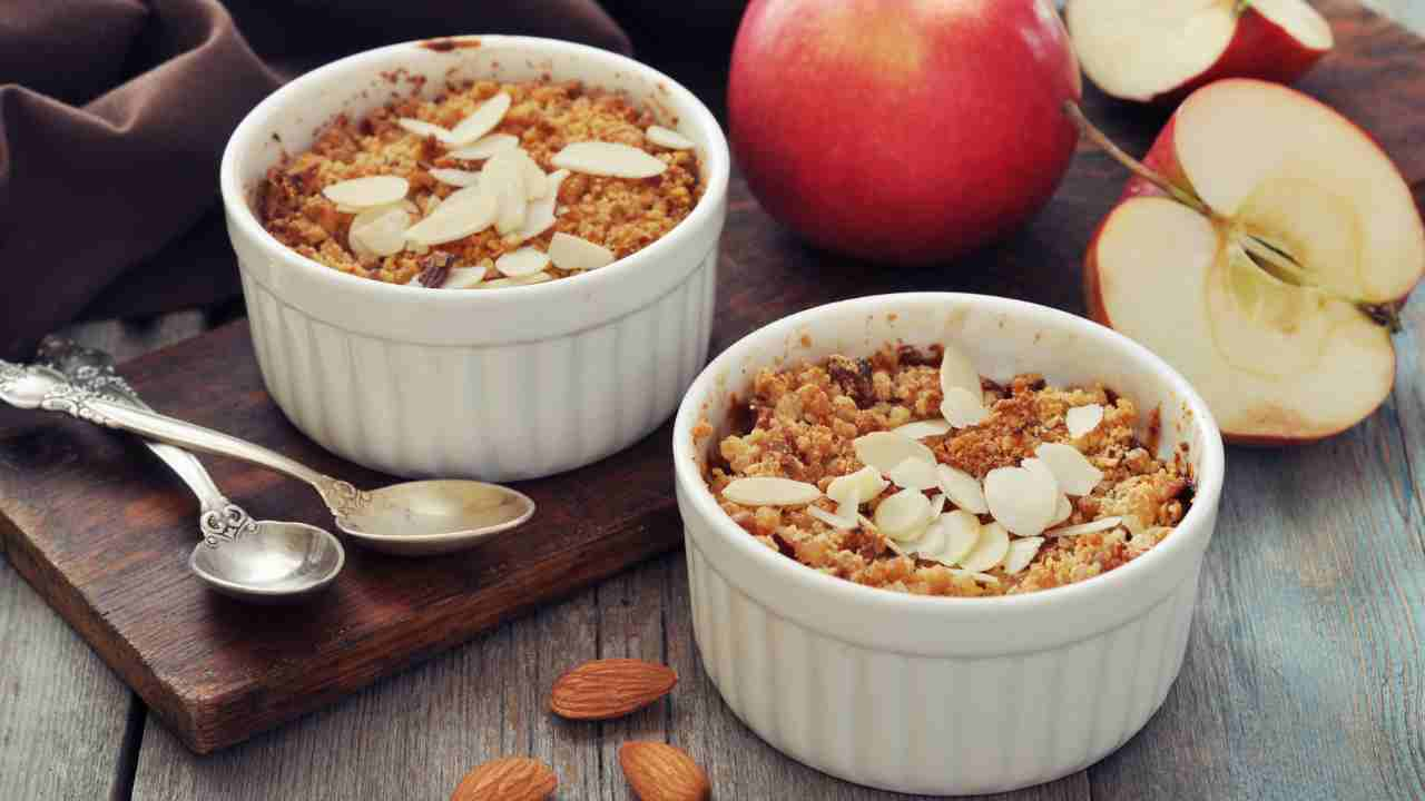 Crumble di mele e zenzero con fiocchi d’avena e mandorle