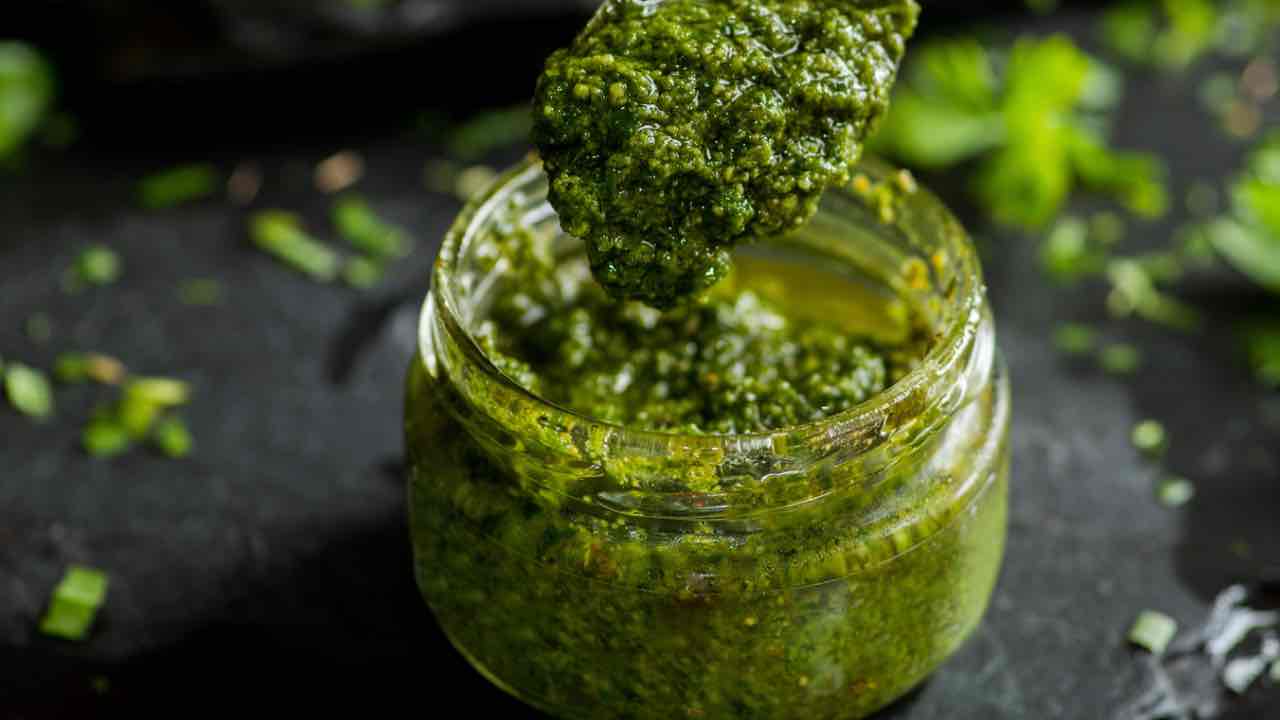 Un pranzo più leggero e fresco e caro la pasta, tuffandola in un pesto, come lo faccio io. La novità è che uso i limoni