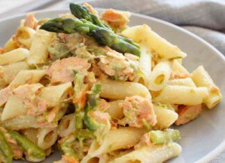 Pasta con asparagi e salmone