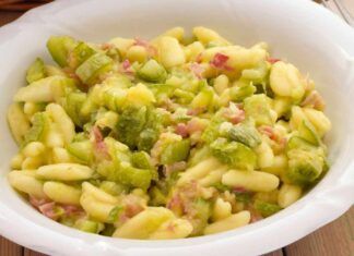 Pasta e zucchine con pancetta e provola