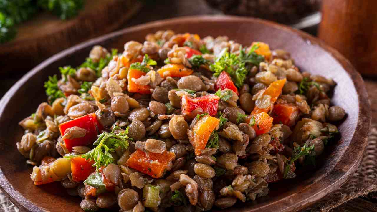 Se faccio l’insalata in questo modo, utilizzo dei fagioli e aggiungo proteine, e in più aggiungo delle verdure. Quali A quelle che io adoro i peperoni