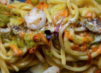 Spaghetti cacio pepe e fiori di zucca