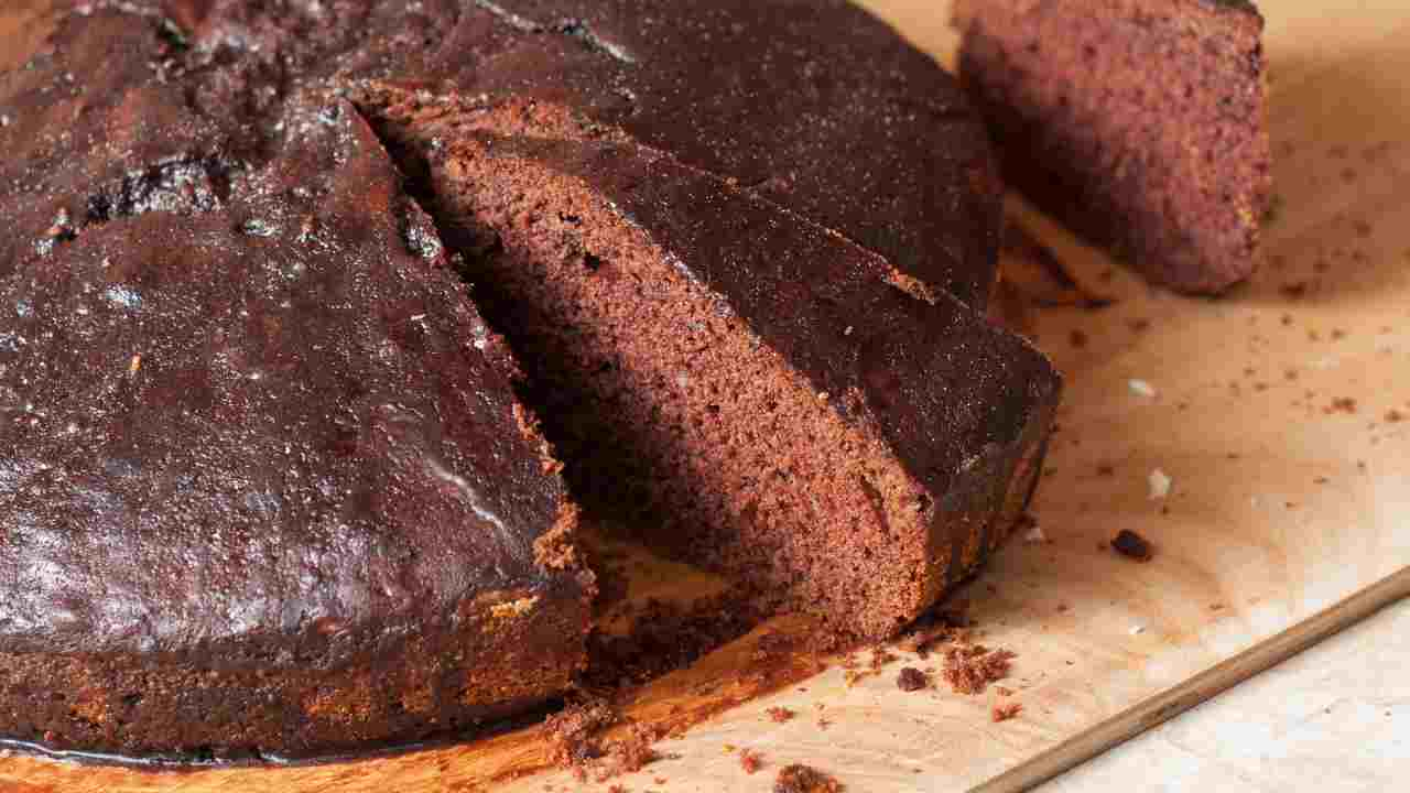 Sos amici a casa, i ragazzi hanno invitato dei compagni e non ho nulla in dispensa. Vai con la torta al cacao ma la cuocio in padella