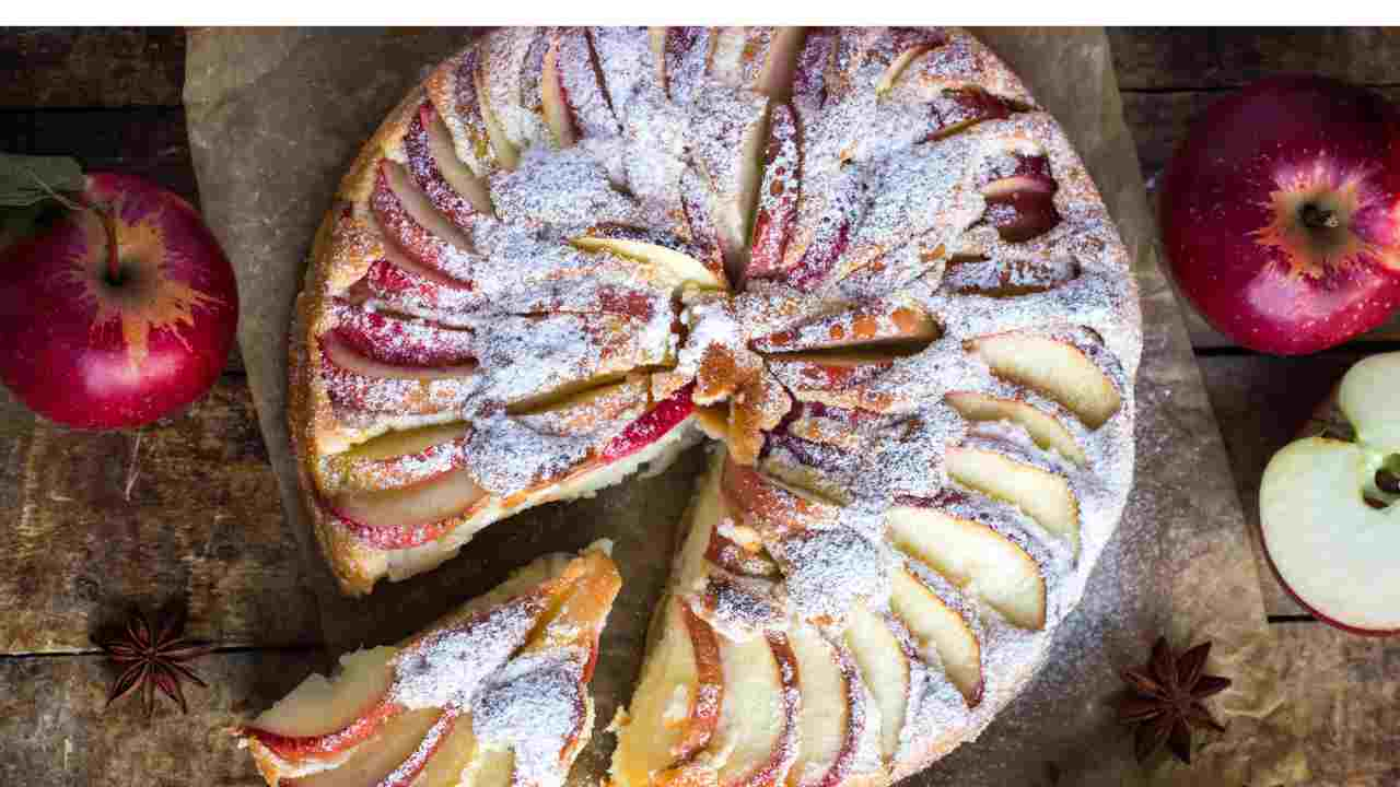 La nonna ci preparava sempre la torta di mele, ma oggi con poco tempo abbiamo dovuto aggiustare il tiro. Io la faccio con soli tre ingredienti e in un lampo