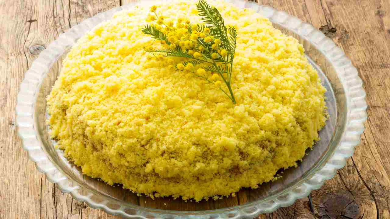 Alla festa della donna ho ho preparato io il dolce, una torta mimosa fresca e profumata come la fa la mia mamma