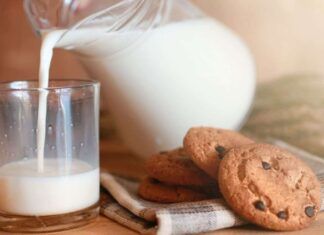 Latte e biscotti di mandorla