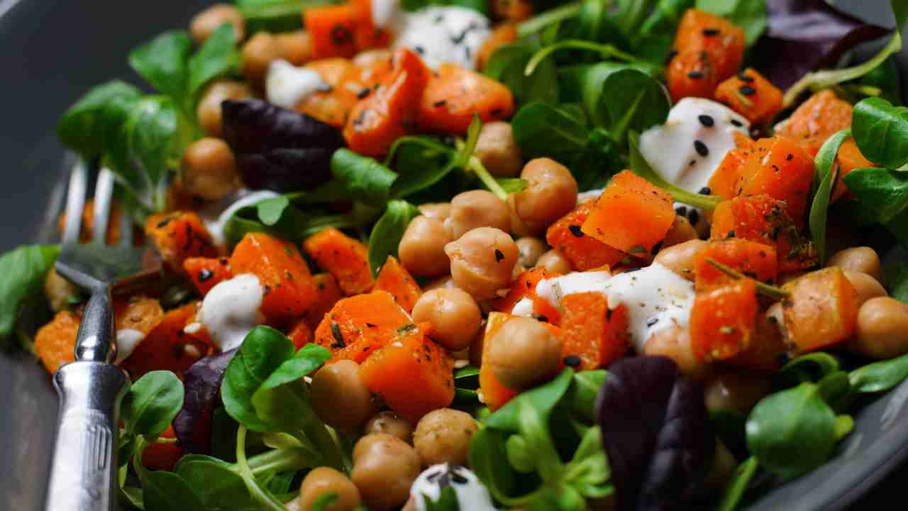 L’insalata di ceci e carote con salsa allo yogurt